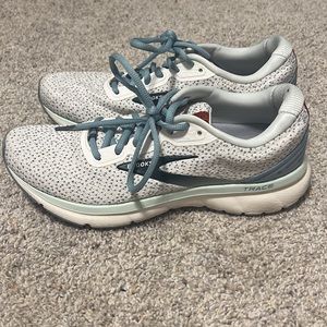 Brooks Trace Whisper White/Tourmaline/Aqua Size 9